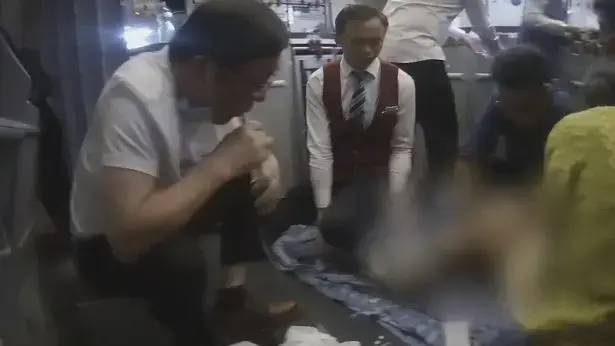 חיי נוסע במטוס ניצלו בזכות רופא שמצץ בפיו שתן מהשלפוחית שלו במשך חצי שעה