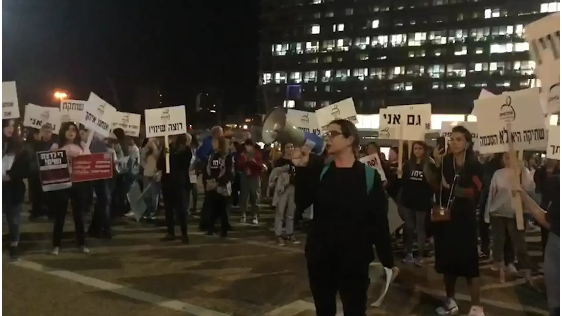 "שוברות את השתיקה": מאות בעצרת המאבק באלימות נגד נשים בת"א
