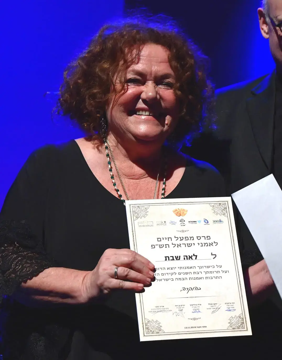 "הנר ממשיך לדלוק": לאה שבת חוגגת 35 שנות יצירה בשיר חדש