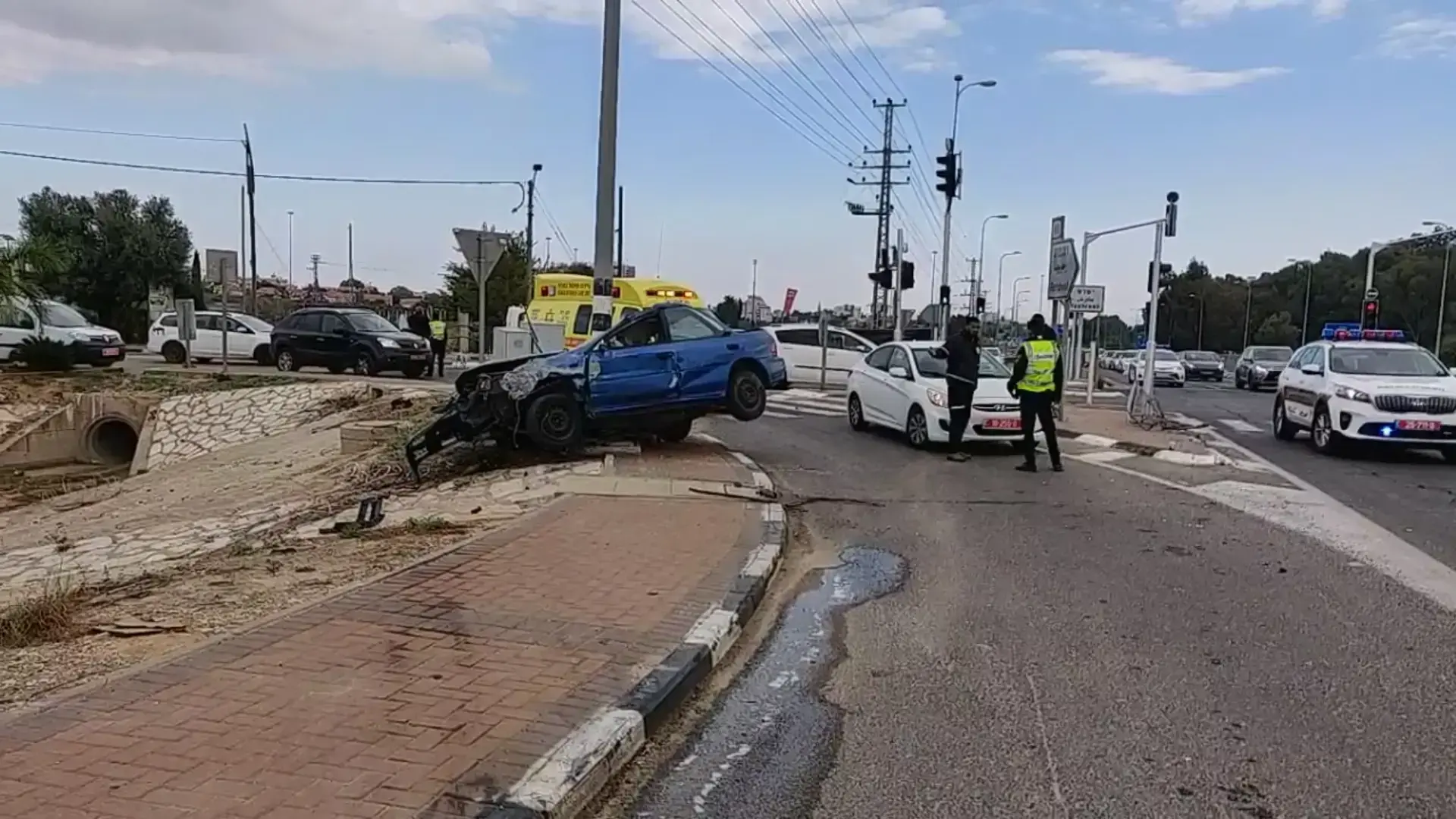 נהג בן 49 נהרג לאחר שהתנגש בעמוד בסמוך לרחובות