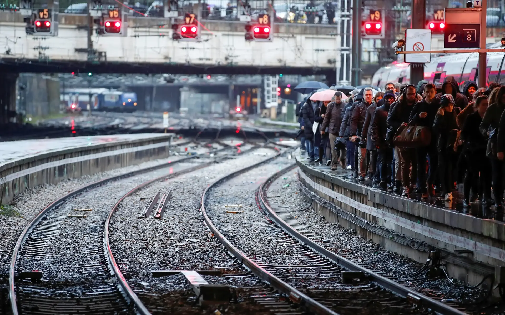 אין לימודים, הרכבות מושבתות: יום שישי למחאת הפנסיות בצרפת