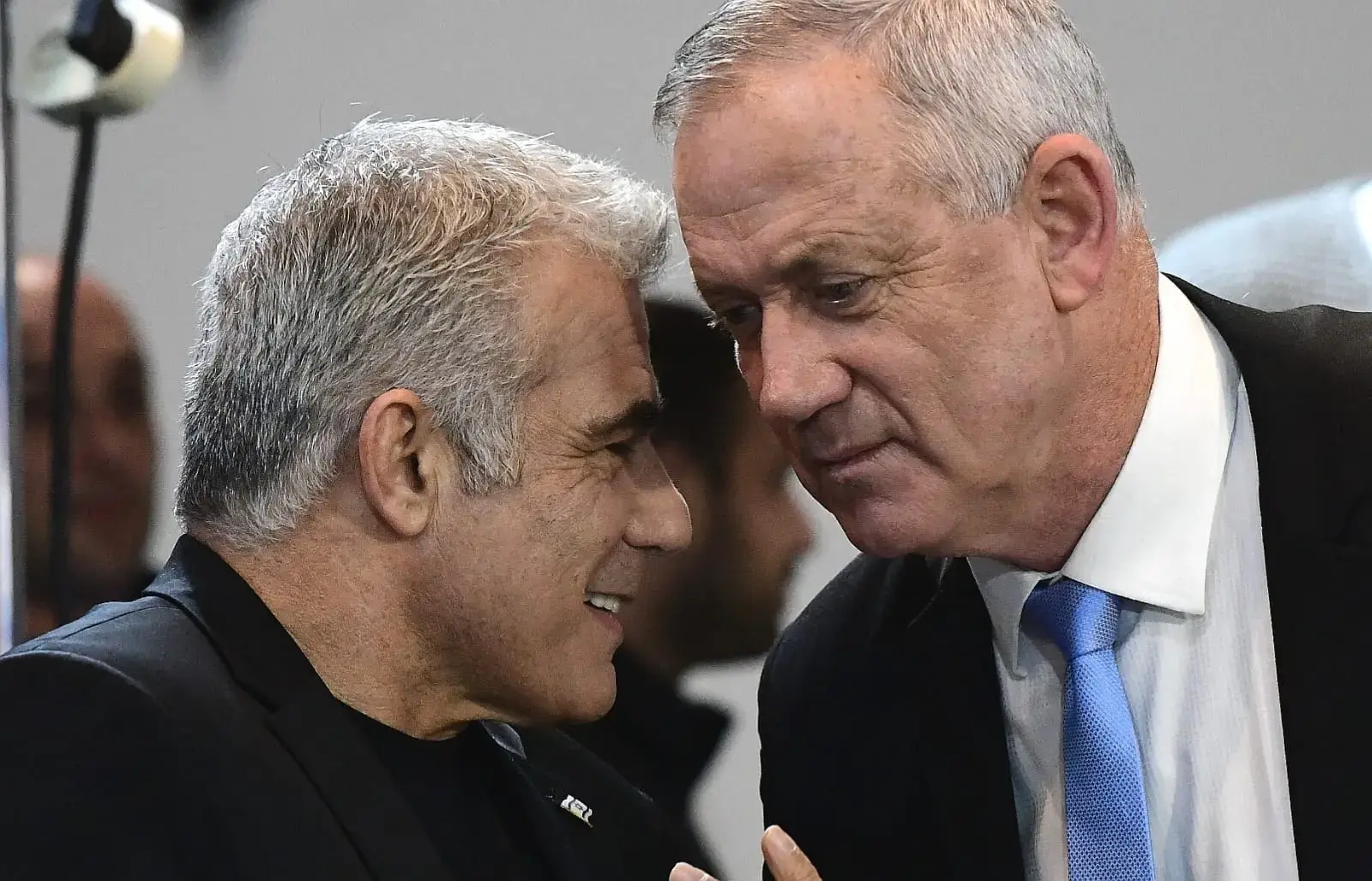 מה הקשר בין הסטרס בחיים שלכם ובין שיערכם המלבין?