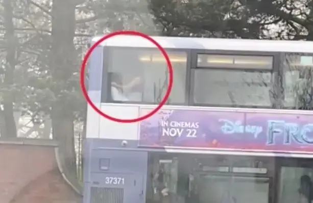 הזוג שנתפס על חם עושה "סקס בקומה השנייה" באוטובוס בלונדון