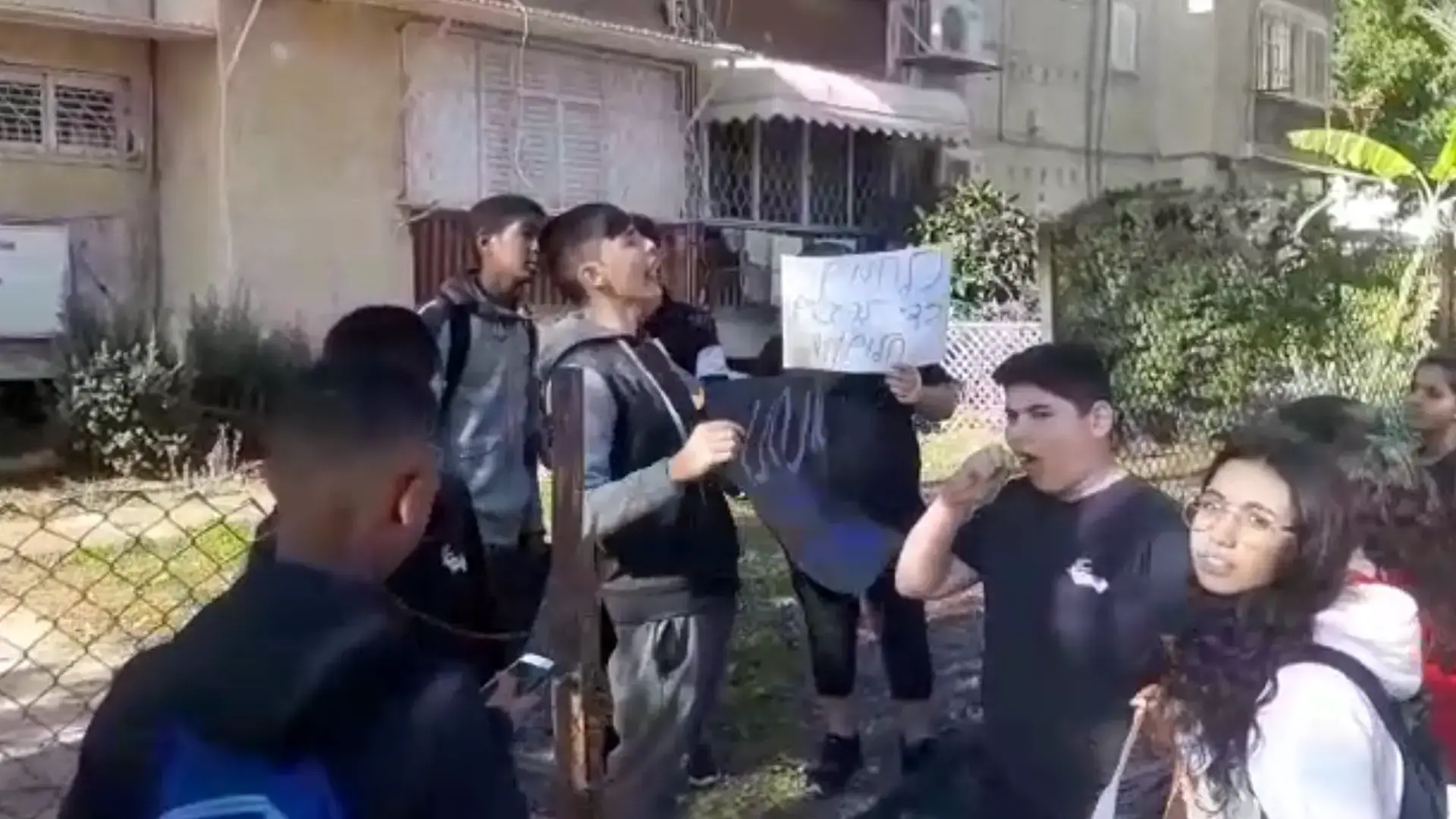 בני נוער מקריית גת מחו נגד גירוש אמה של חברתם: "לא ניתן לה ללכת"