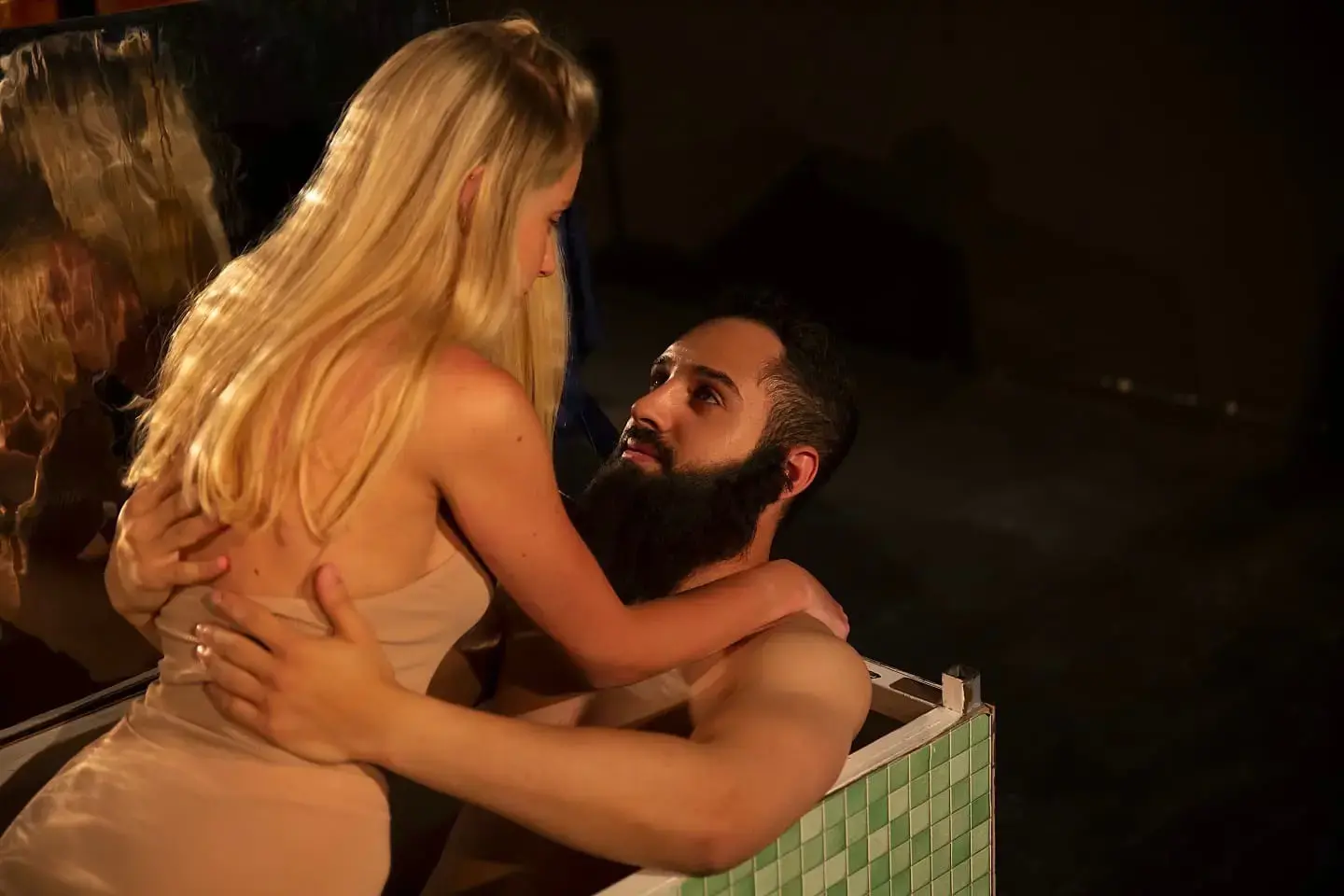 זה מחזה שלא יודע מה ומי הוא, אבל עדיין מספר סיפור מרתק
