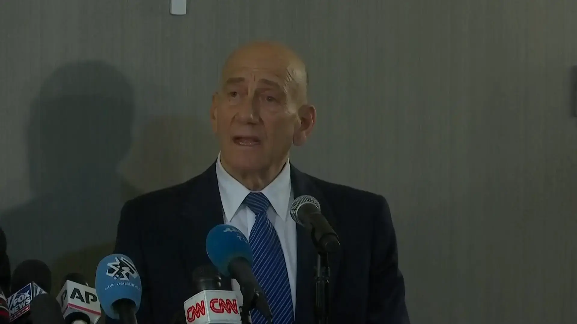 הסרט על אולמרט בטוח שהימין תכנן מזימה להפילו. זה מביך, וזה נשמע מוכר מדי