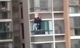 תיעוד מפחיד: ילדה יצאה מחלון הקומה העשירית כדי לחפש את אימה - עד שנתקעה