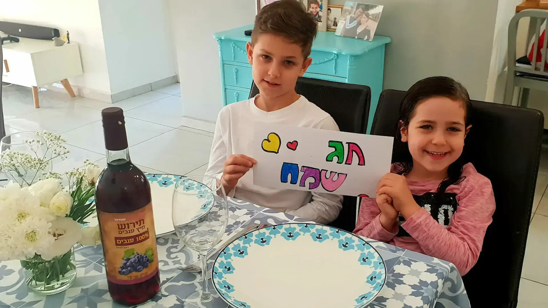 מעשה בחיים אתגר וקורין גדעון שהיו מסובין באולפן ומקשקשין ואומרין הבלים