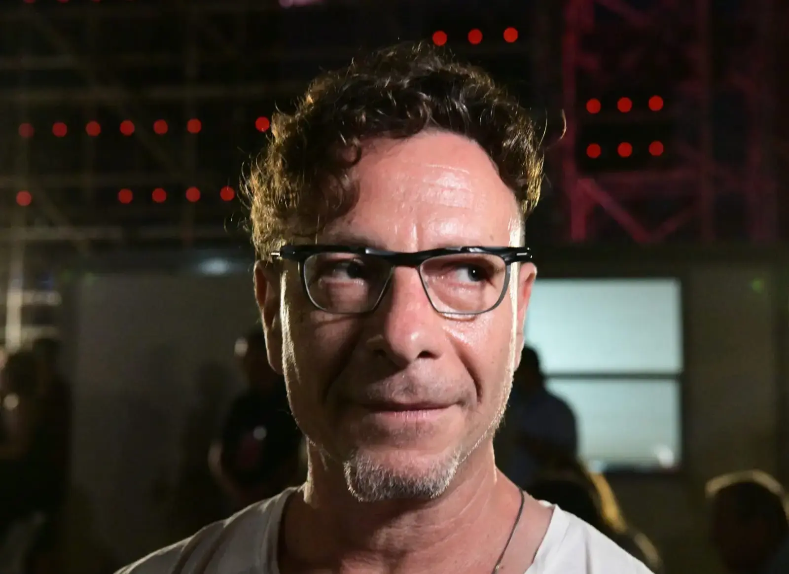 "בדמיונך כל מיטה היא אלונקה": השיר החדש והמצמרר של ערן צור