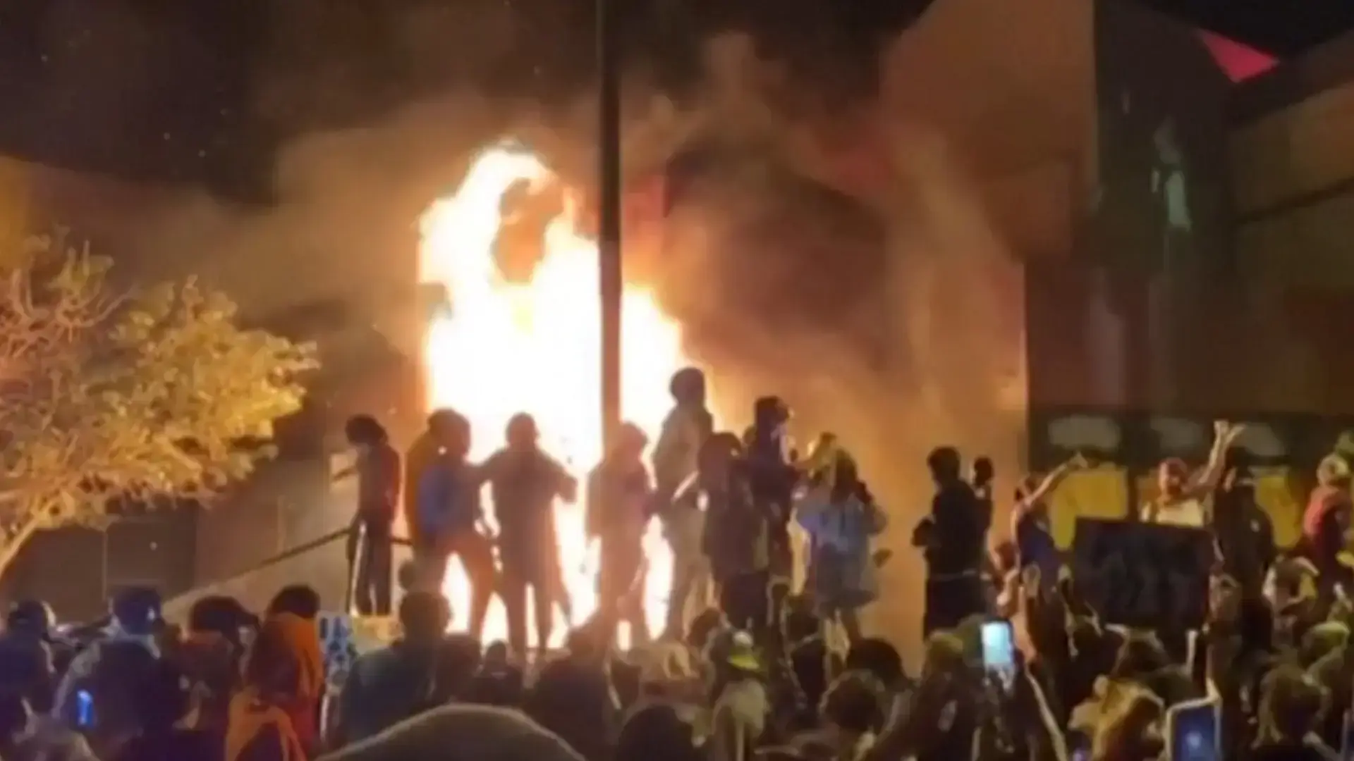 בוז לכחולי המדים: הרצח המשטרתי שמאלץ את הוליווד לעשות חשבון נפש