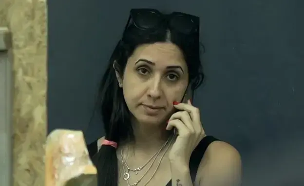 לא ברור מה לורין רוצה מחיינו, אבל אי אפשר להסיר ממנה את העיניים