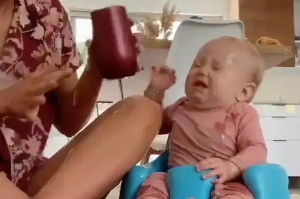 מצחיק או אכזרי? אמהות שופכות מים על התינוק שלהן באתגר טיקטוק חדש