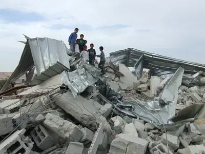 בשיא החום: עשרות בתים נהרסו בנגב