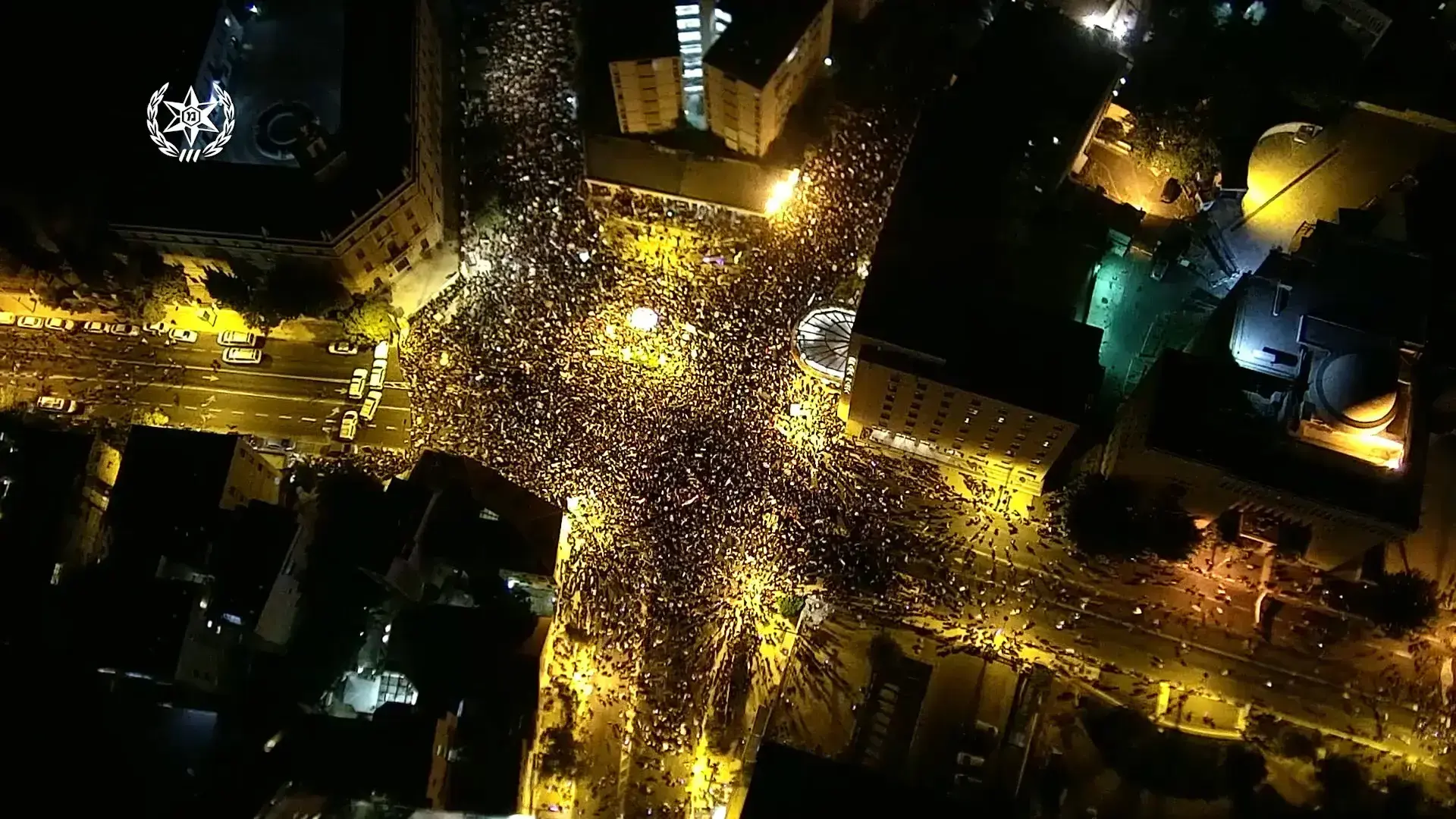 אפילו יונה אברושמי רואה את הכתובת על הקיר. קשה להאמין שאחרים עוד לא