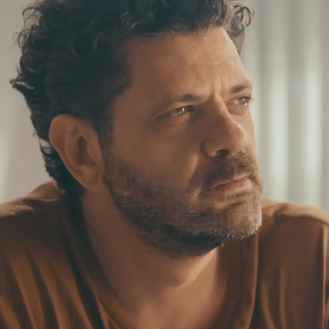 "אני מרגיש אותך קרוב ולא יכול בך לגעת": אמיר דדון מקדיש שיר חדש לאביו