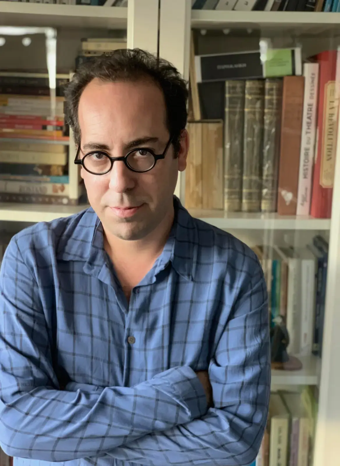 קבלו הצצה לאחורי הקלעים של הצגות הילדים בתיאטרון גשר