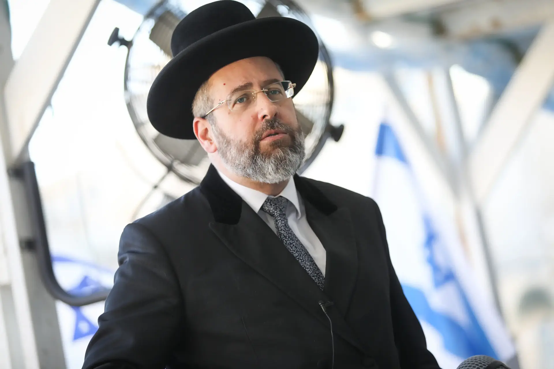 הכהונה הסתיימה - התואר נשאר: כך מנסה הרב דוד לאו למכור יותר ספרים