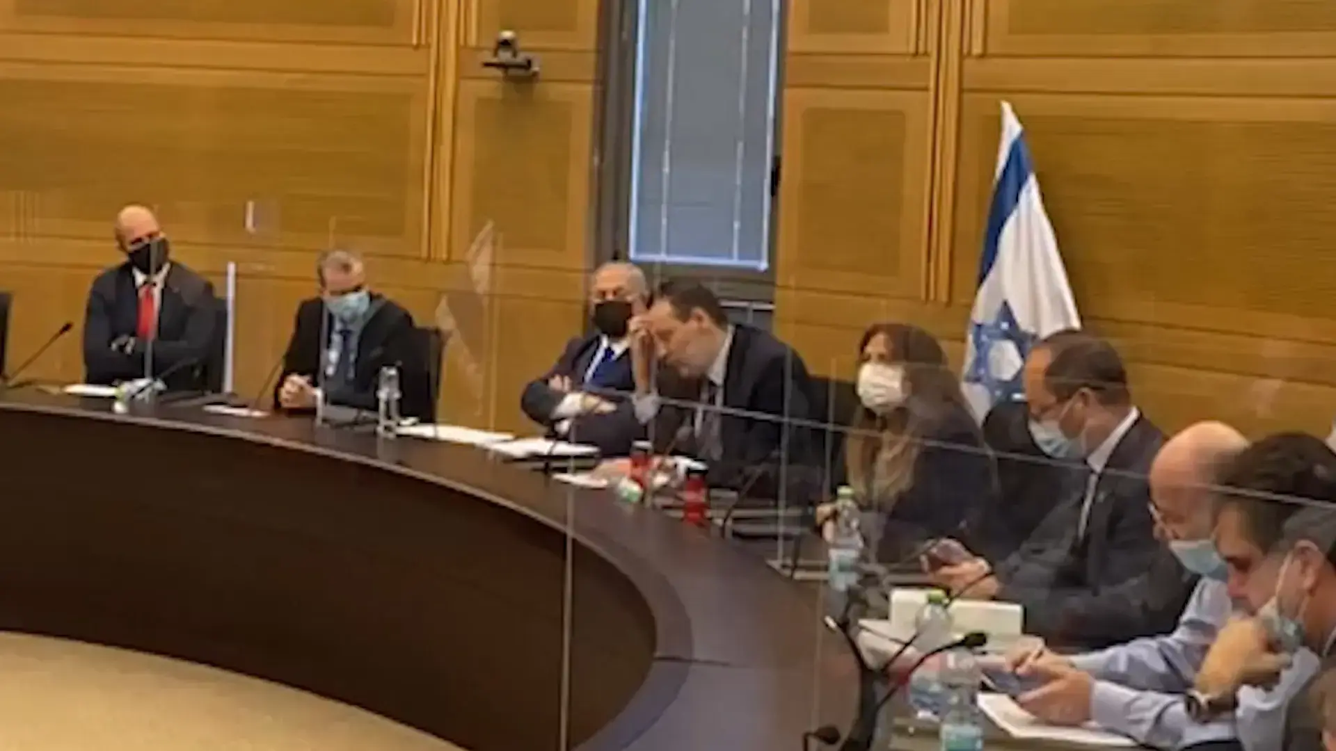 הכלכלה קורסת, אבל הרבה יותר נחמד לדבר בחדשות 13 על האי לסבוס