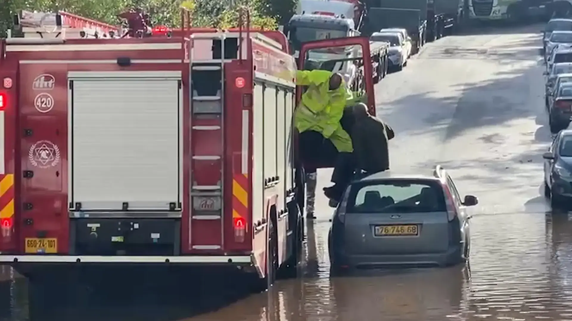 אביב גפן נלכד בהצפות בראשון לציון - וחולץ: "תינוקות פונו במגבות"