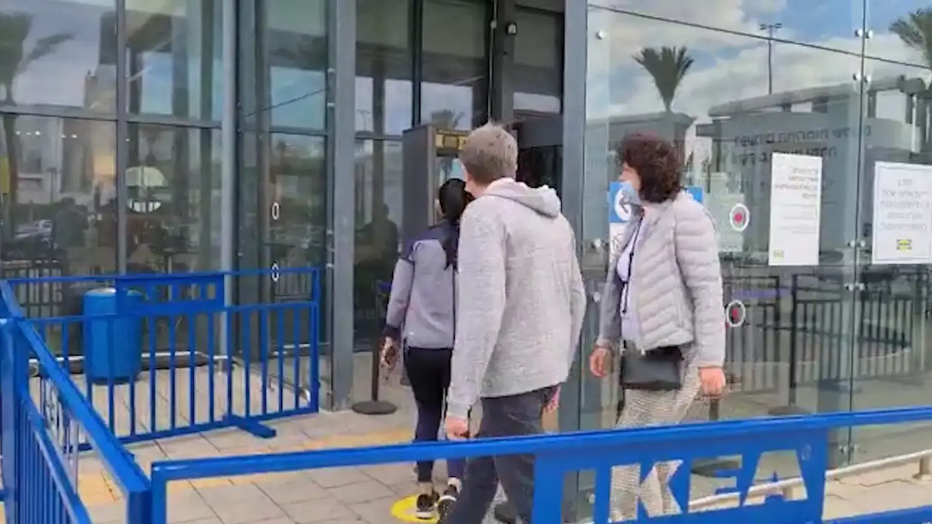 מזעזע: החרדים עוד פעם מזלזלים בהנחיות הקורונה! אה, לא, זה בסדר, זה רק איקאה