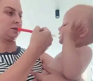 הטריק הגאוני שיגרום לתינוק שלכם לצהול לקראת התרופה שלו