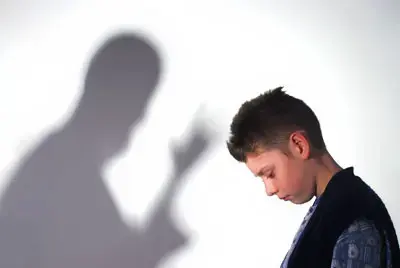 בריטניה: מכונת שיקוף בכניסה לבית הספר
