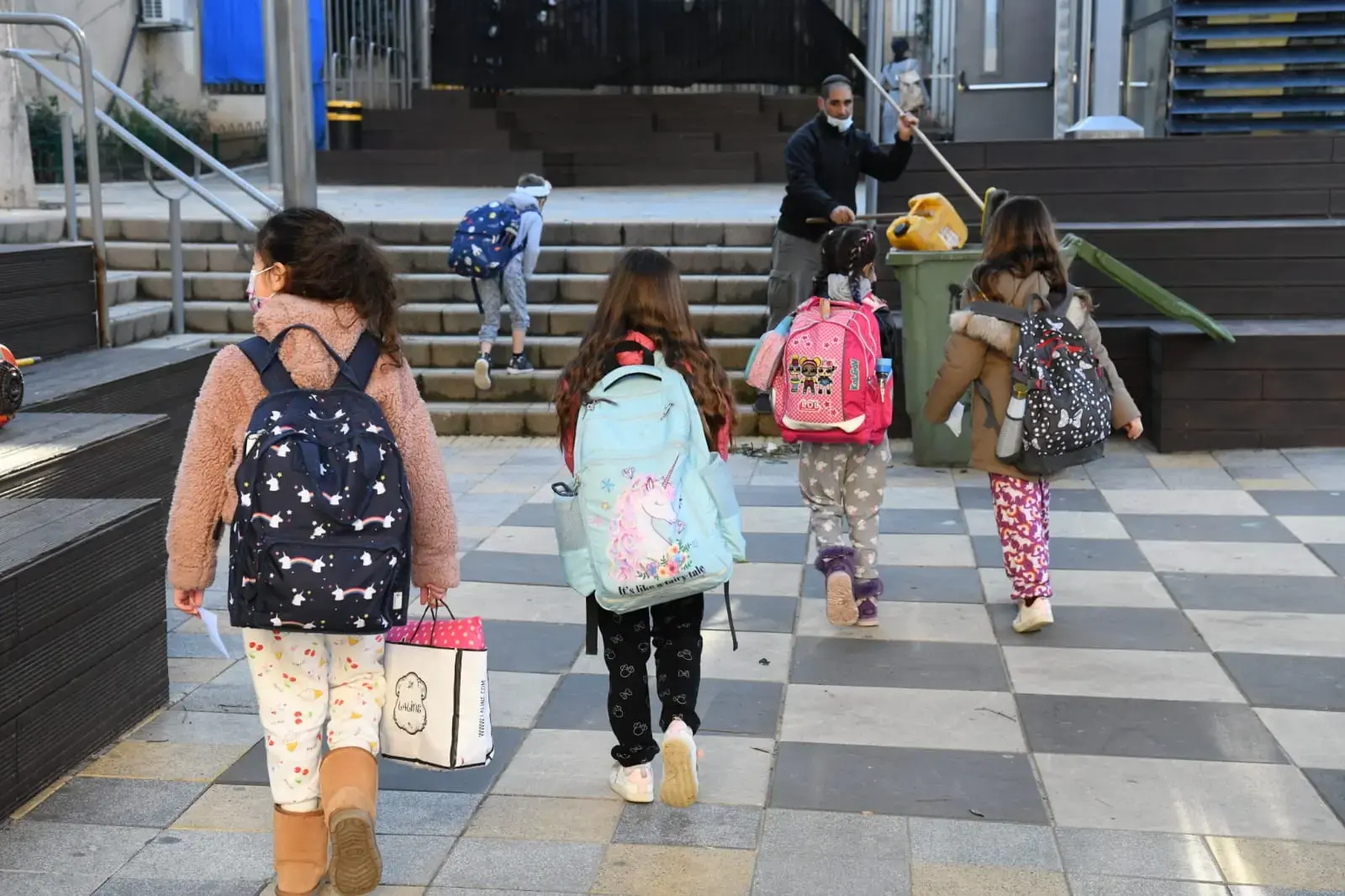 חשד: אם לילדה בבית-ספר בירושלים תקפה חברה לכיתה של בתה