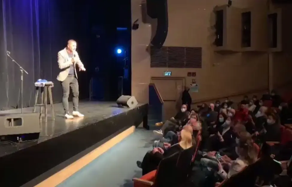 מנהל "צוותא" אמנם לא הרוויח שקל, אבל הקהל התרגש לראות הופעה אחרי שנה