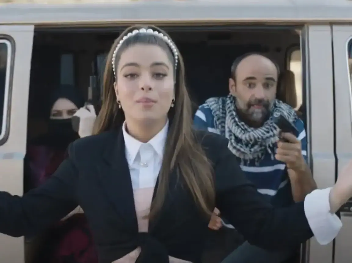 ואז בסוף הפרסומת משחררת נועה קירל משפט נבזי ומעורר חלחלה