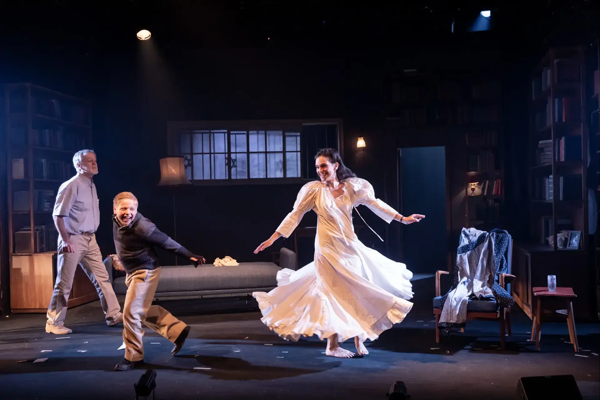לעולם לא נסתכל על עמוס עוז באותה דרך, אבל סיפור חייו מושך מתמיד