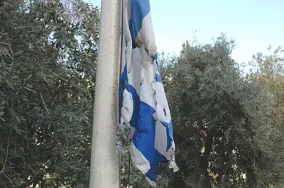 נערים מבת ים שרפו מזוזות ודגל