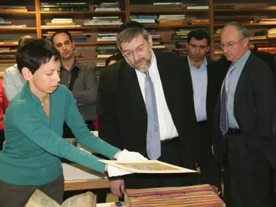 בספריה הלאומית אוספים את המים בגיגיות