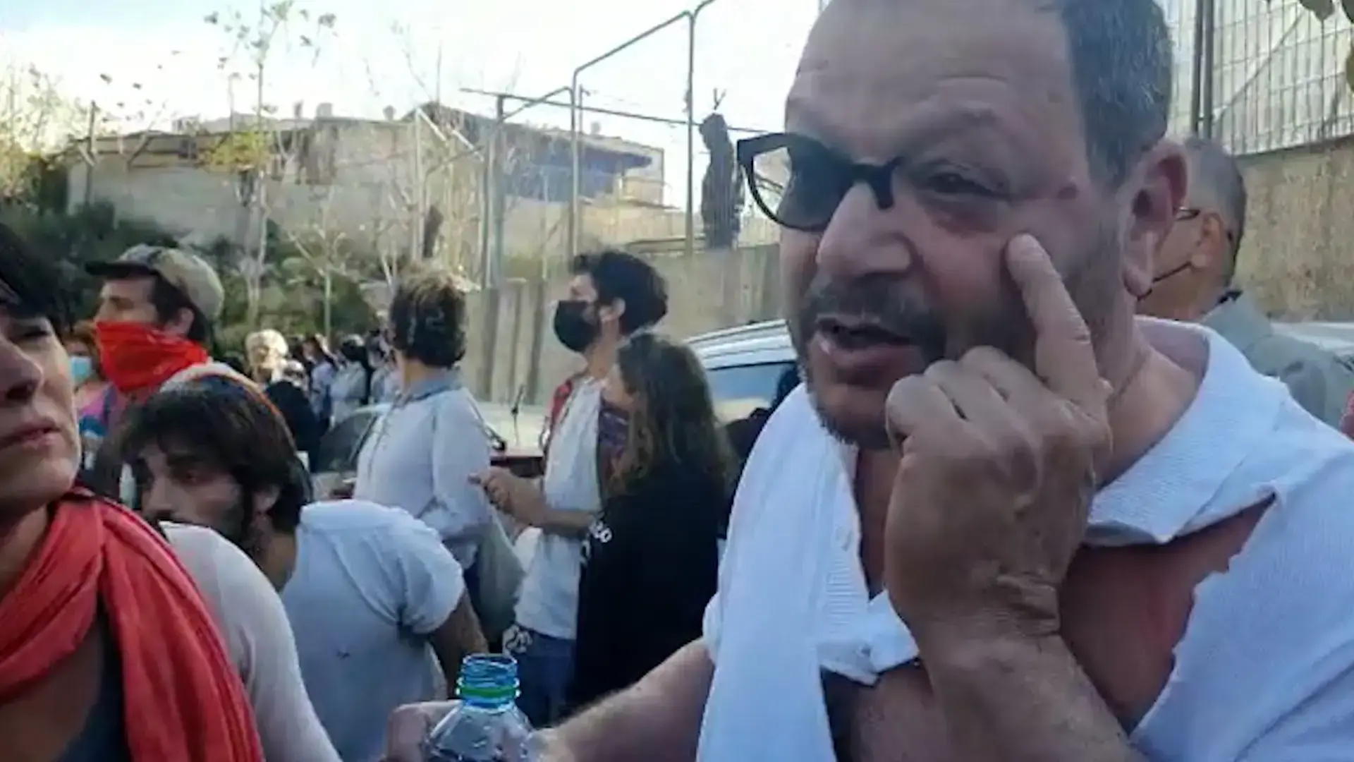 בחולצה קרועה ומשקפיים שבורים, המציאות המדממת התפרצה לאולפן הסטרילי