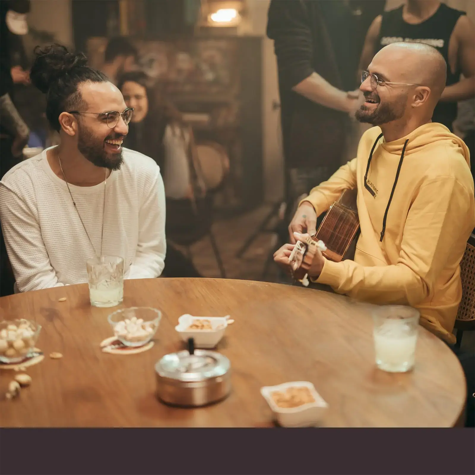 "שבט אחים עם מלא הפכים, אל תתייג אותנו": השיר החדש של אברהם טל ובניה ברבי