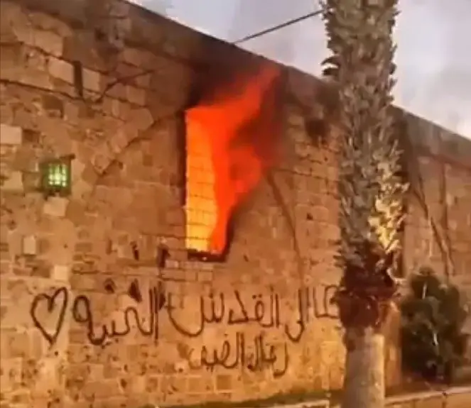 מתפרעים ערבים הציתו אש סמוך לתיאטרון עכו: "יום שחור לתרבות. זה עצוב ונורא"