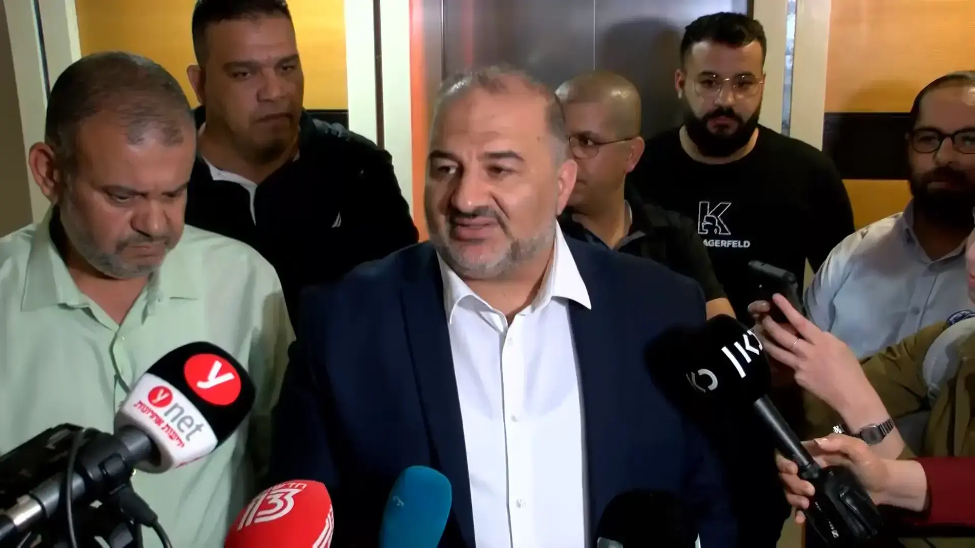דרוקר נראה כה מוקסם מעבאס, שהוא השאיר את השאלות הקשות בבית