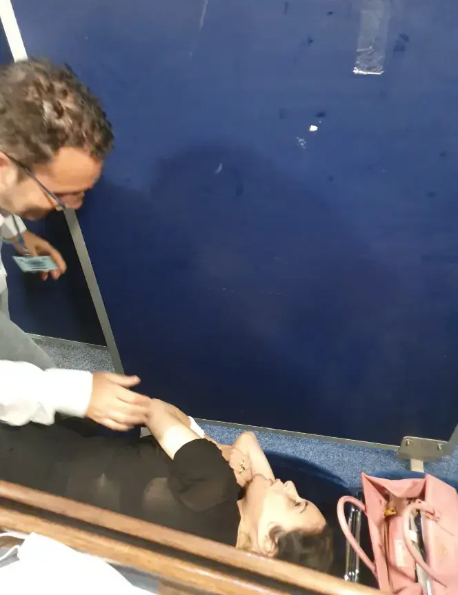 אחרי שהצביעה אתמול בשכיבה - ממה סובלת אמילי מואטי?