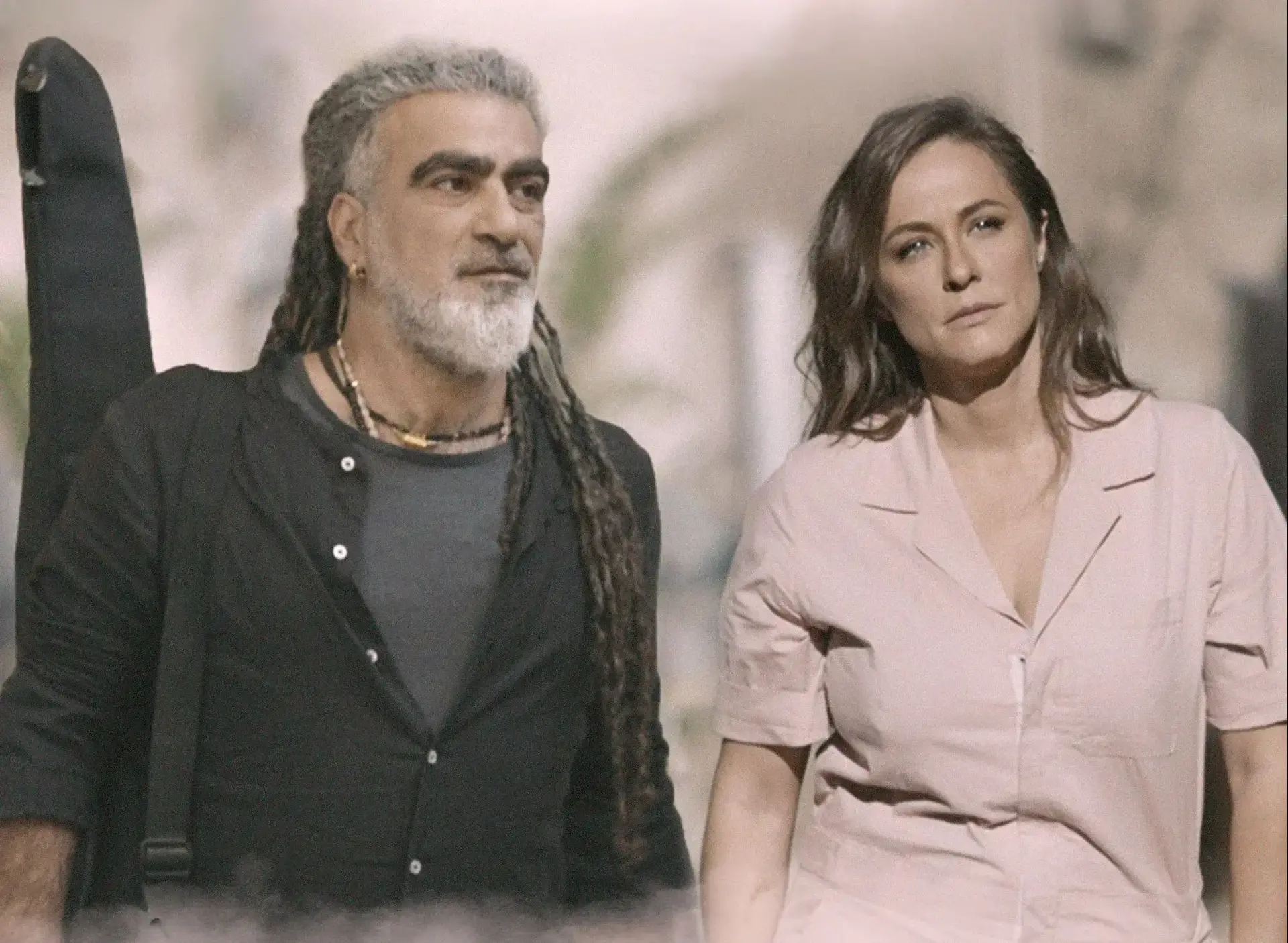 האזינו: קרן פלס ומוש בן ארי משתפים פעולה בשיר חדש - "אושר בא והולך"