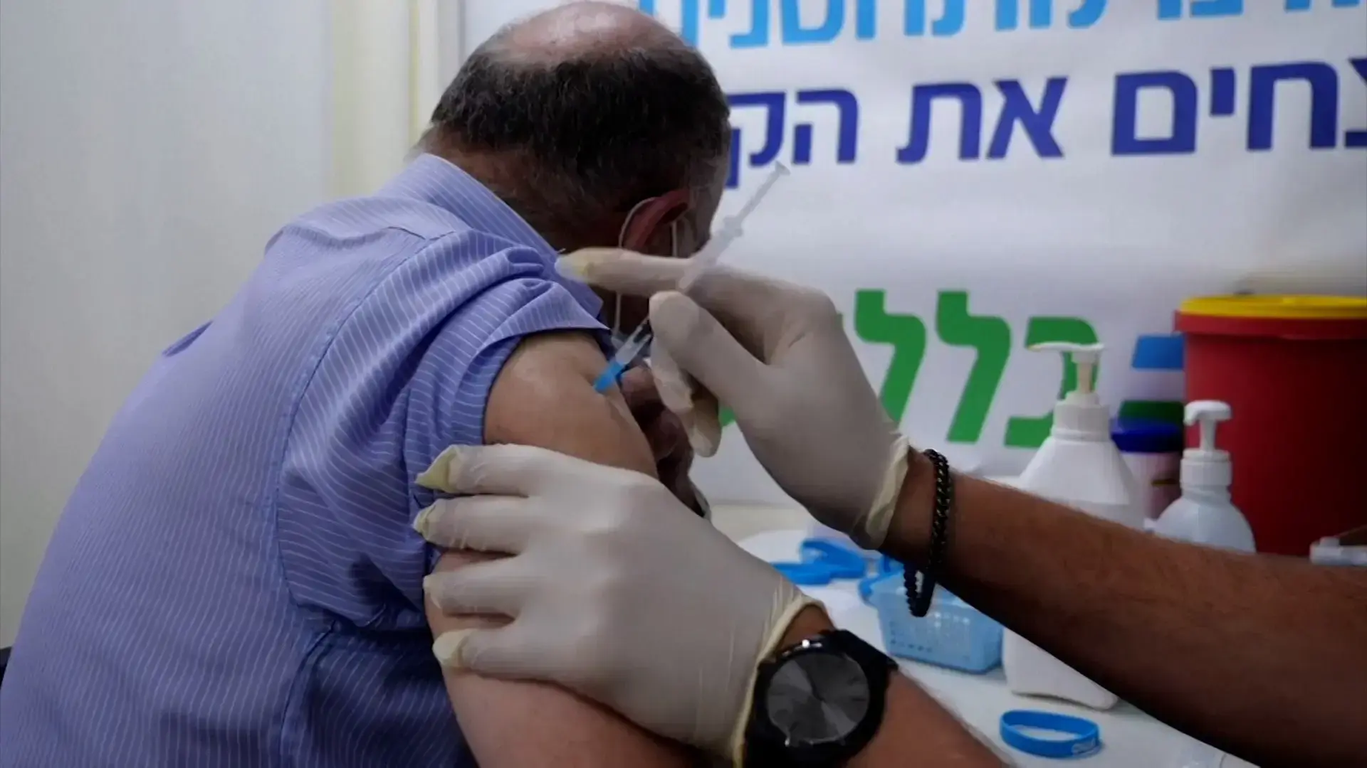 גבי ברבש קרא במהדורת חדשות 12 לכפיית חיסונים. אף אחד סביבו לא התרגש