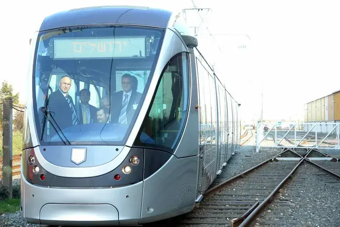 הרכבת הקלה שוב מתרחקת