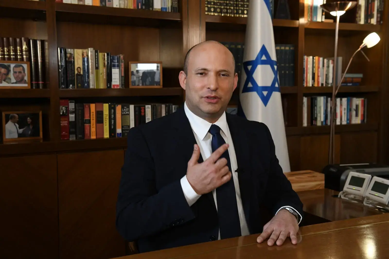 כדי להתרחק מנתניהו, בנט ניסה הכל בריאיון הראשון שלו כראש הממשלה. בעיקר לשעמם