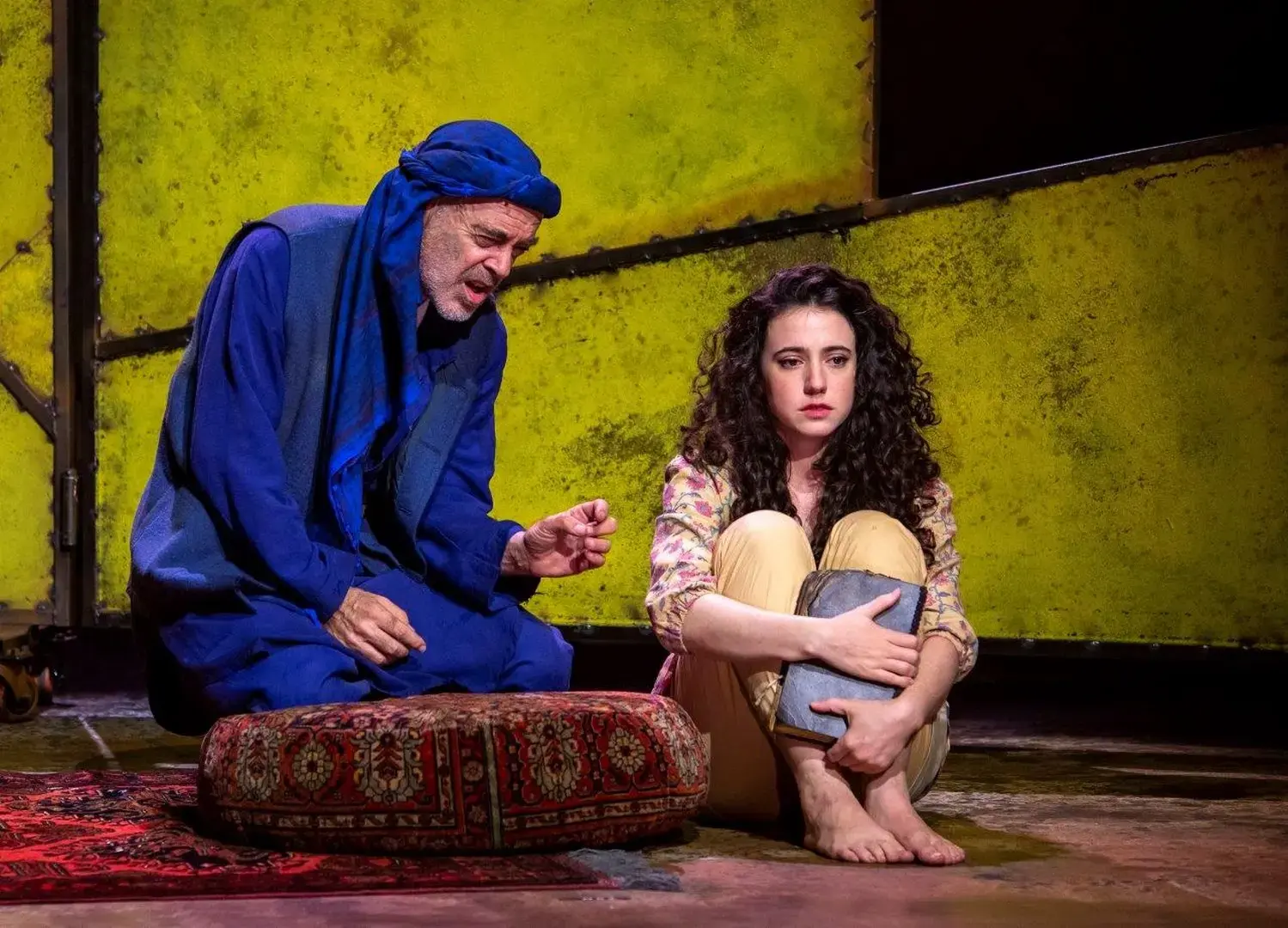 כשהזוועה חוזרת לאפגניסטן, ההצגה "אלף שמשות זוהרות" היא כמו בעיטה בבטן