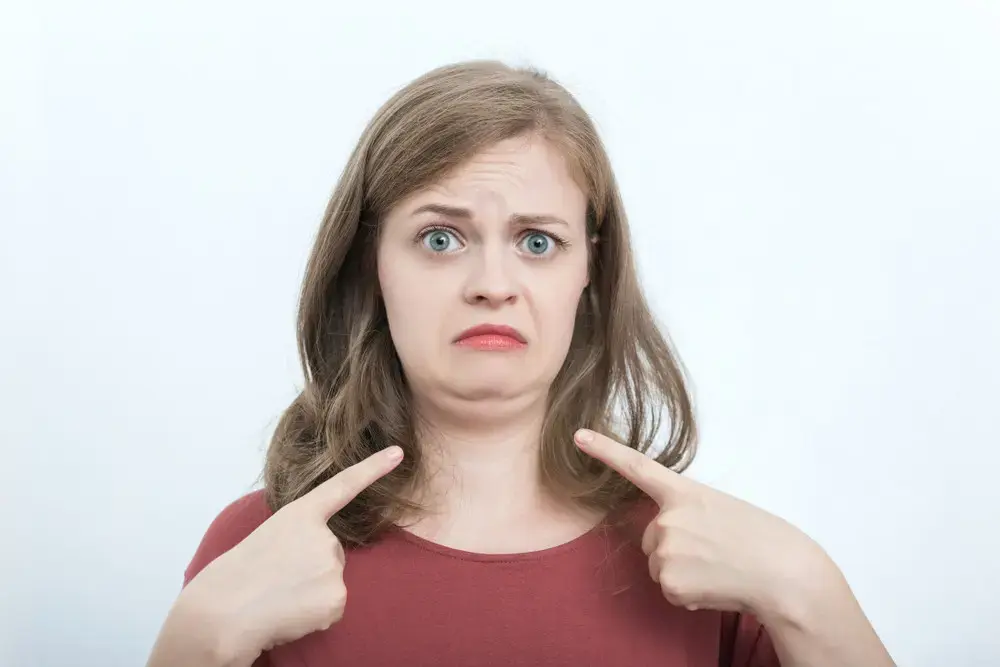 למה יש לנו גומות משונות בסנטר?