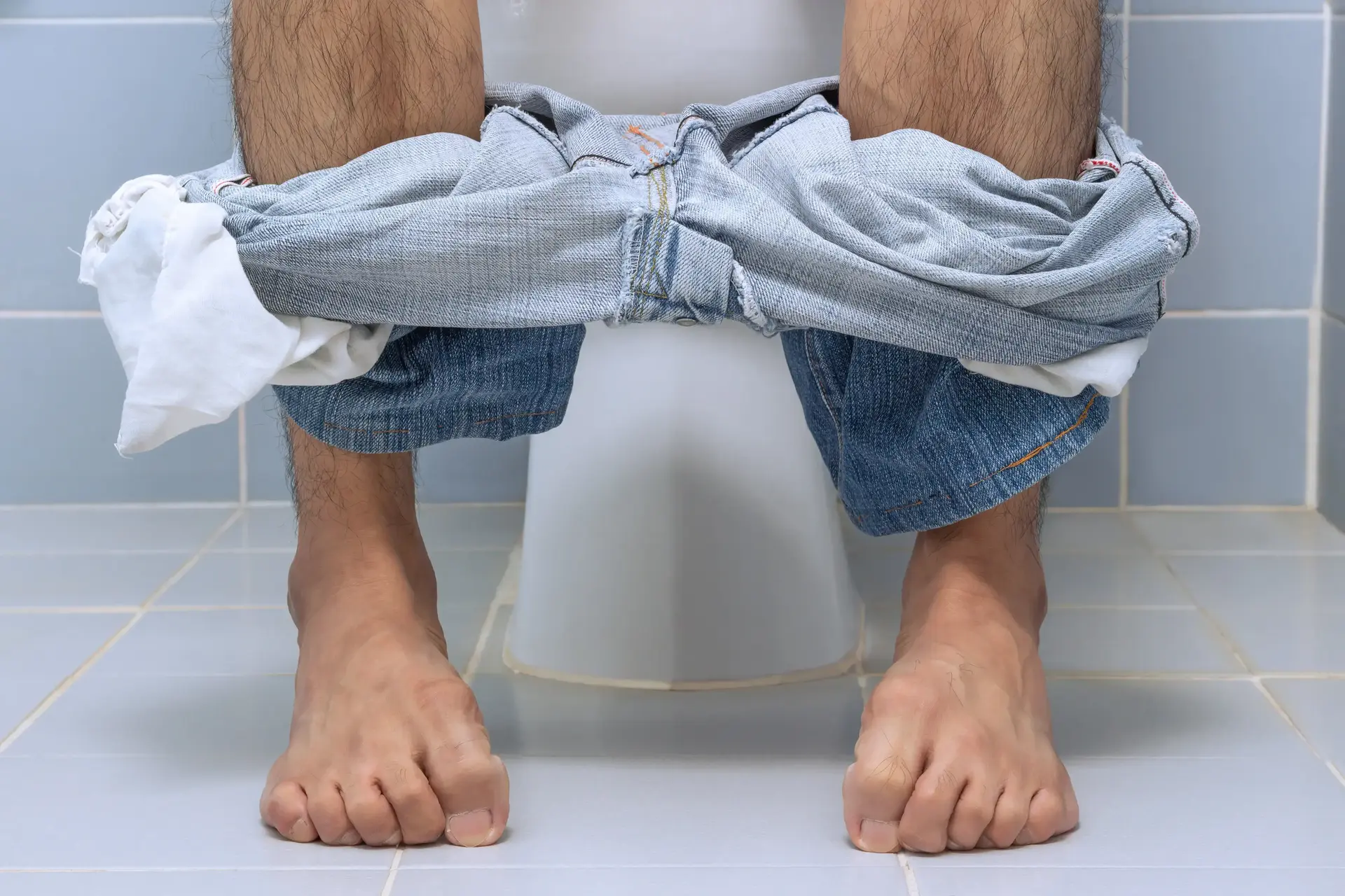יושבים יותר מ-10 דקות בשירותים? זה ממש לא בריא לכם