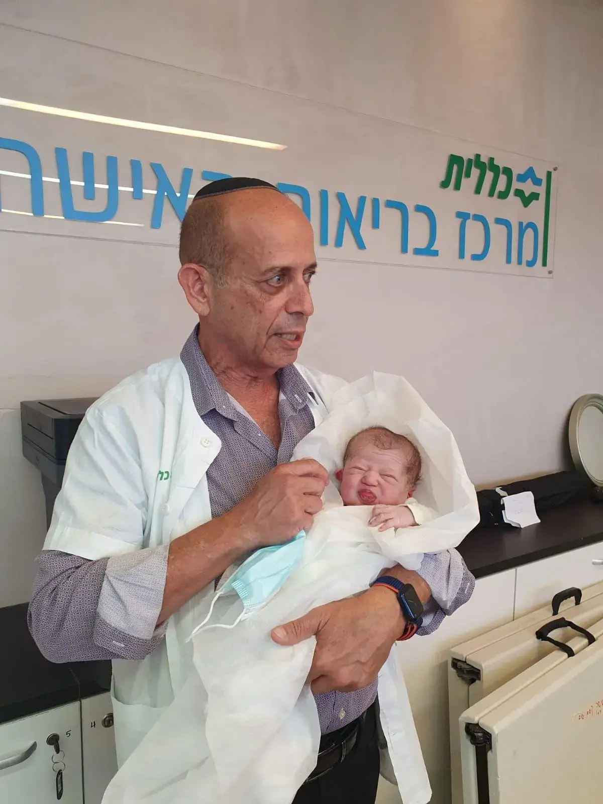 "הרגל של העוברית כבר בצבצה": לידת עכוז מפתיעה במרפאה