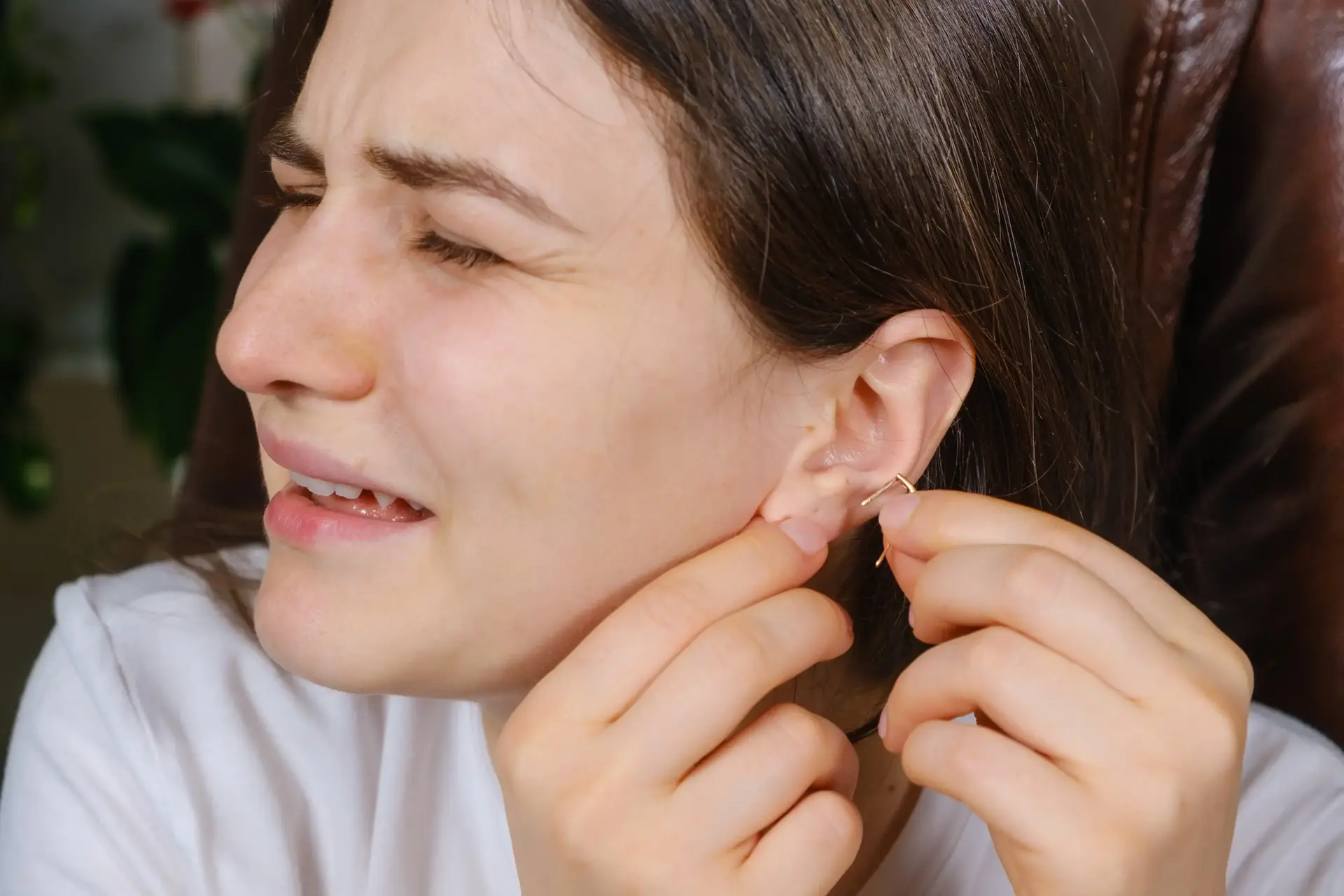 זו הסיבה שלסוגר העגיל שלכם יש ריח של גבינה מסריחה