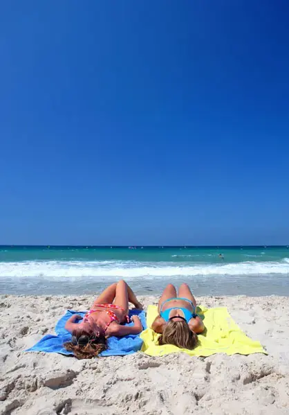בחורות בבקיני מובלות למעצר