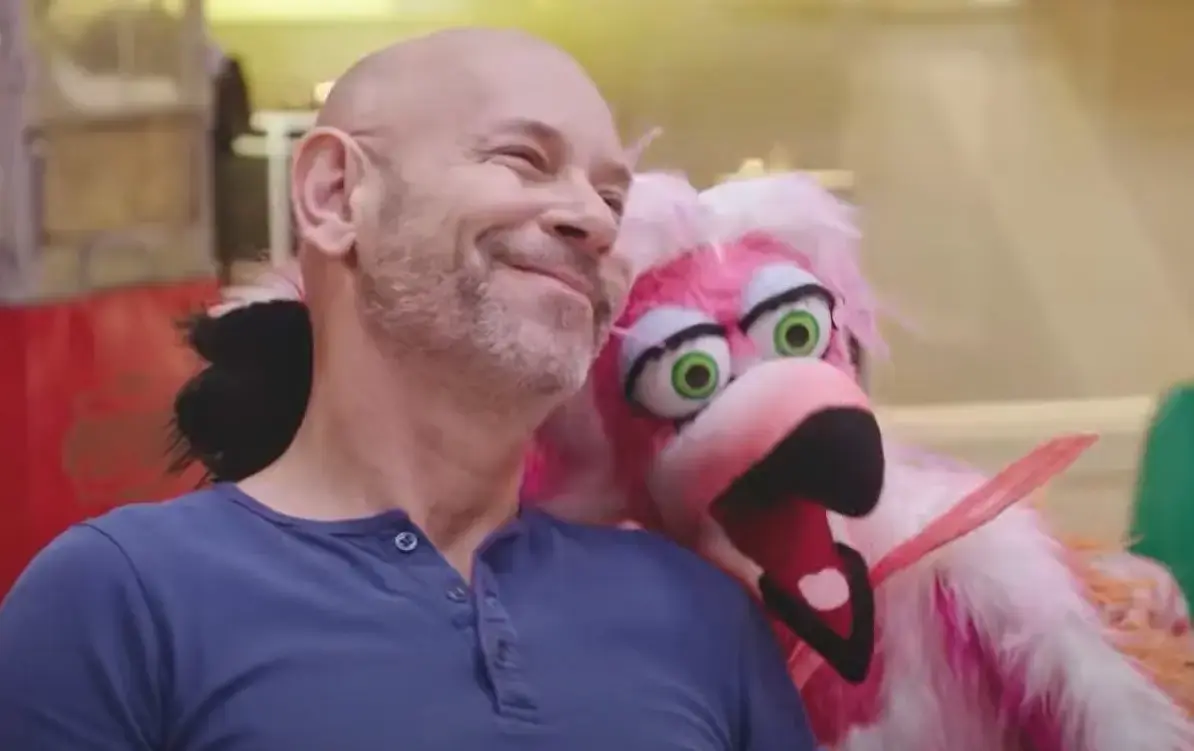 רמי קלינשטיין ממשיך לפזר מתנות קטנות. אם מוותרים על הציניות, זה מקסים