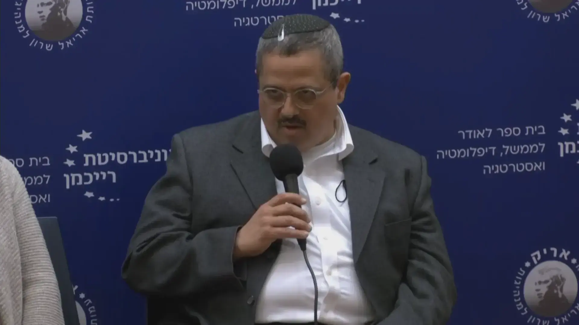 המפכ"ל לשעבר רוני אלשיך נחקר באזהרה בחשד להעסקת שב"ח