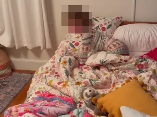 הדרך שבה האימא הזו מעירה את בתה בת השנתיים עוררה זעם ברשת